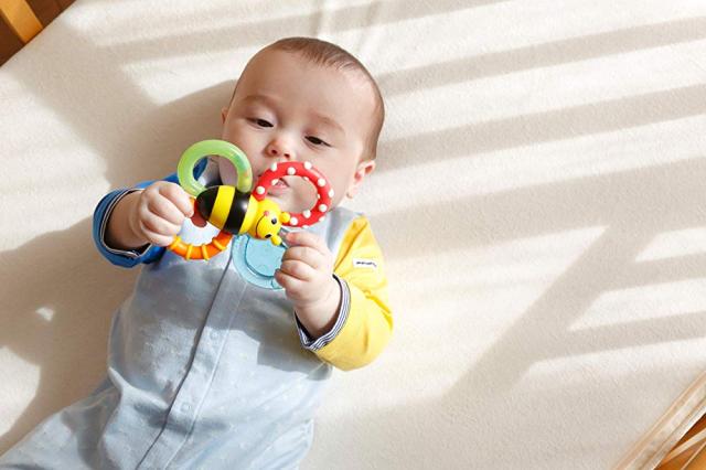 カミカミ ミツバチ Sassy 歯固めラトル 3ヶ月から対象 ひんやり 色々な感触 バンブル バイツ ファン Tysaの通販はau Pay マーケット Sky St