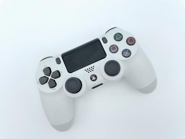 中古 PlayStation 4 グレイシャー・ホワイト 1TB (CUH-2200BB02)【メーカー生産終了】 [video game]_1