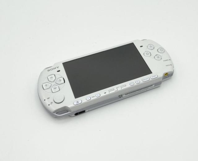 中古 PSP「プレイステーション・ポータブル」 バリュー・パック パール・ホワイト (PSP-3000KPW)