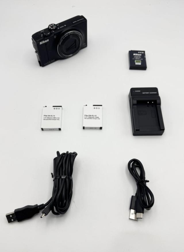 Nikon COOLPIX S8200 本体と付属品 Nikon COOLPIX S8200 本体と充電器と取扱説明書 すべて純正品