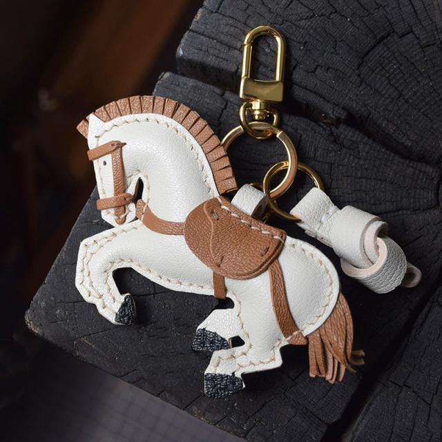 本革馬モチーフキーリング バッグチャーム ハンドメイド レザーキーホルダー 車用アクセサリー 男女兼用 ナチュラルデザイン ギフトにも人気ストラップ  ギフト プレゼント 記念日  お祝い