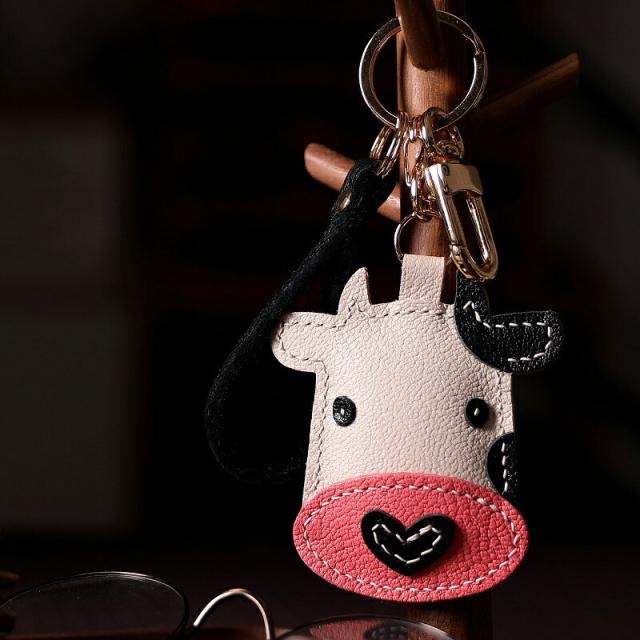 牛モチーフ 本革 キーホルダー かわいい シンプル 手作り レザー バッグチャーム ストラップナチュラル ハンドメイド 動物モチーフ ギフト レディース メンズ おしゃれ