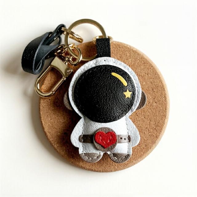 宇宙飛行士 キーホルダー 本革 レザー かわいい バッグチャームストラップ ハンドメイド 手作り  宇宙 星モチーフ ナチュラル 小物 雑貨 レディース ギフト プレゼント