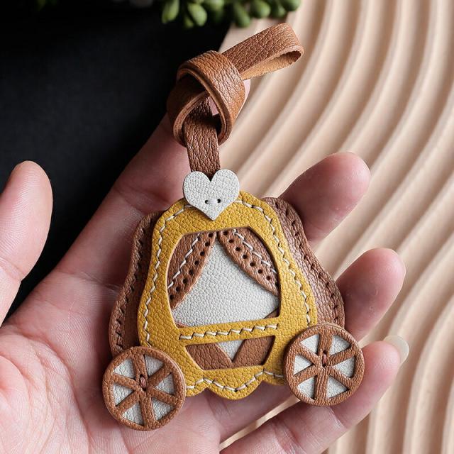 かわいい かぼちゃの馬車キーホルダー 本革 バッグチャームストラップ  ハンドメイド レザー ナチュラル 手作り レディース ギフト プレゼント 小物 雑貨 童話モチーフ