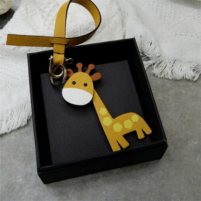 キリンモチーフ 本革 バッグチャーム キーホルダー ハンドメイド ストラップかわいい レザー 手作り ナチュラル 動物モチーフ ギフト 誕生日 記念日  お祝い プレゼント レディース メンズ