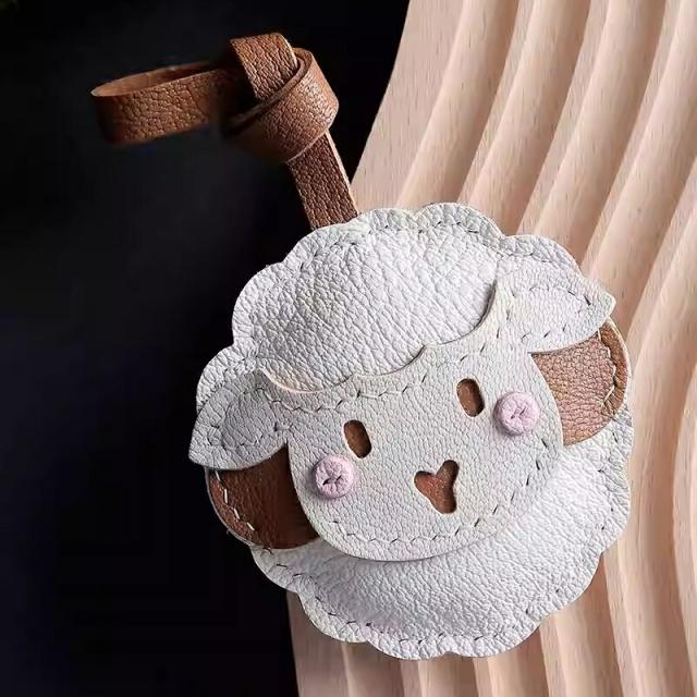 ヒツジモチーフ 本革キーホルダー バッグチャーム ストラップ ハンドメイド 手作り レザー 可愛い 動物 ナチュラル シンプル ギフト プレゼント レディース メンズ