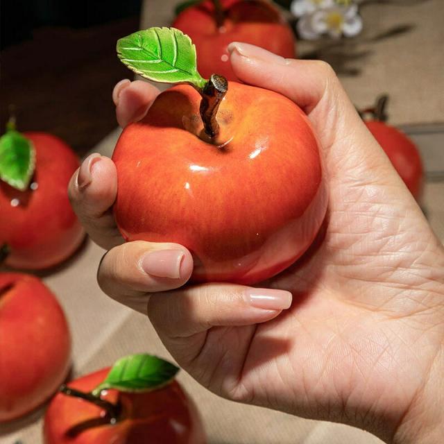 平安の銅製りんご 置物 真鍮 アップル オブジェ 工芸品 クリスマス プレゼント 平安夜 ギフト 手のひら飾り 開運 インテリア 小物 おしゃれ 贈答品 聖夜の贈り物 クリスマス 御歳暮 お歳暮 御年賀 敬老の日 誕生日 結婚祝 出産祝 長寿祝 退職祝 昇進祝 新築祝  卒業祝 開業祝_3