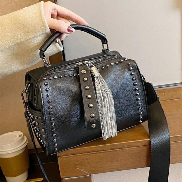ヴィンテージ タッセル & スパイクデコレーション バケット ハンドバッグ , レディース ファッション パンクスタイル クロスボディボストンバッグ , レディース チェーン ショルダーバッグ , Y2Kスタイルの通販は 6,499円