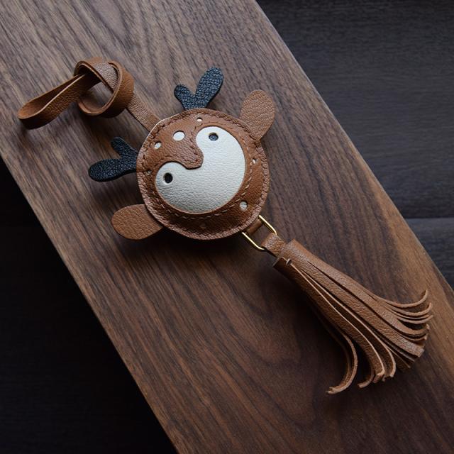鹿モチーフ 本革キーケース キーホルダー  バッグチャーム  アクセサリー  革小物 キーリング キーイング 車の鍵  チャーム ストラップ  ギフト プレゼント 記念日  お祝い プチギフト 男女兼用 ハンドメイド  天然レザー 手作り