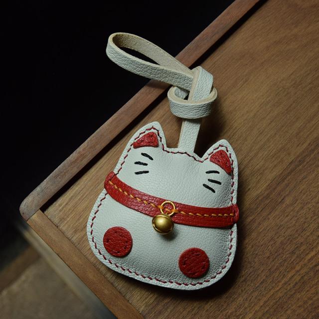 招き猫キーホルダー  バッグチャーム  アクセサリー  革小物 キーリング キーイング 車の鍵  チャーム ストラップ  ギフト プレゼント 記念日  お祝い プチギフト 男女兼用 ハンドメイド  天然レザー 手作り_1