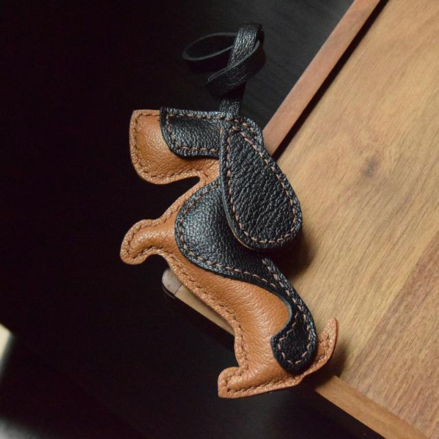 バセットハウンド キーホルダー  バッグチャーム  アクセサリー  革小物 キーリング キーイング 車の鍵  チャーム ストラップ  ギフト プレゼント 記念日  お祝い プチギフト 男女兼用 ハンドメイド  天然レザー 手作り