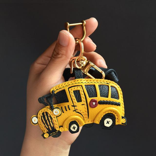 黄色いスクールバスキーホルダー  バッグチャーム  アクセサリー  革小物 キーリング キーイング 車の鍵  チャーム ストラップ  ギフト プレゼント 記念日  お祝い プチギフト 男女兼用 ハンドメイド  天然レザー 手作り