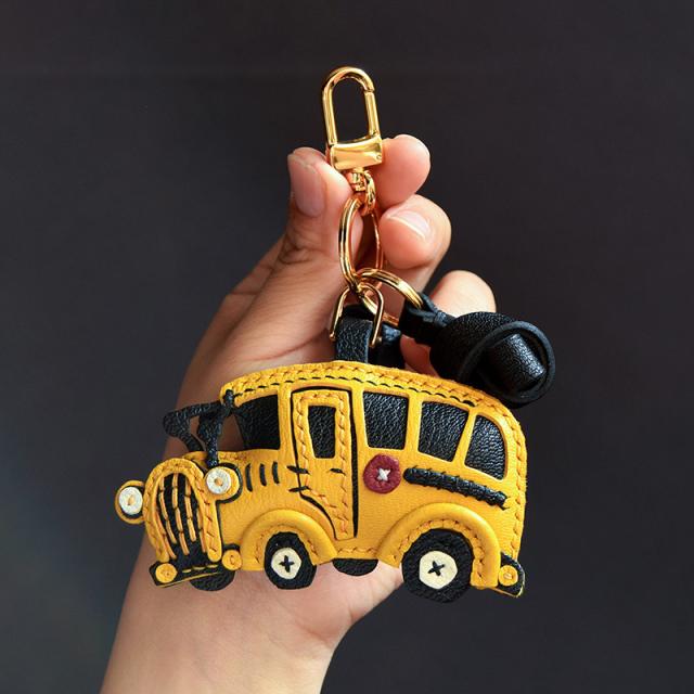 黄色いスクールバスキーホルダー  バッグチャーム  アクセサリー  革小物 キーリング キーイング 車の鍵  チャーム ストラップ  ギフト プレゼント 記念日  お祝い プチギフト 男女兼用 ハンドメイド  天然レザー 手作り_1