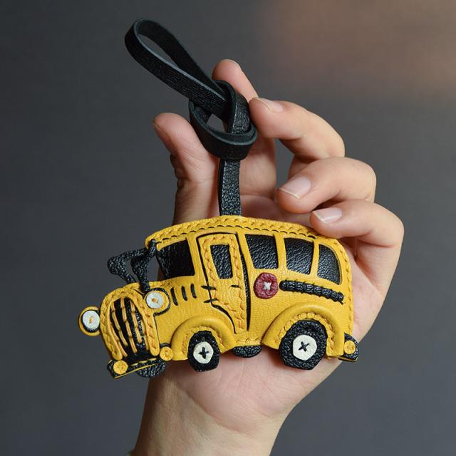 黄色いスクールバスキーホルダー  バッグチャーム  アクセサリー  革小物 キーリング キーイング 車の鍵  チャーム ストラップ  ギフト プレゼント 記念日  お祝い プチギフト 男女兼用 ハンドメイド  天然レザー 手作り_4