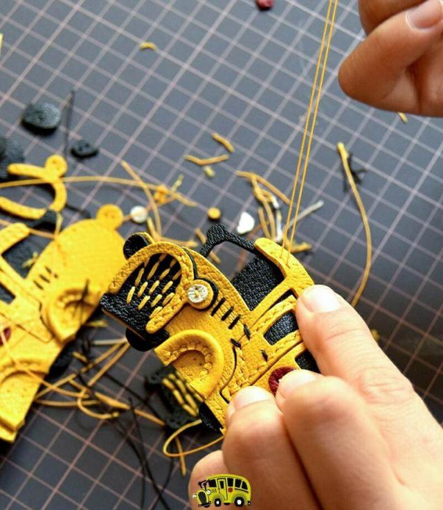 黄色いスクールバスキーホルダー  バッグチャーム  アクセサリー  革小物 キーリング キーイング 車の鍵  チャーム ストラップ  ギフト プレゼント 記念日  お祝い プチギフト 男女兼用 ハンドメイド  天然レザー 手作り_3