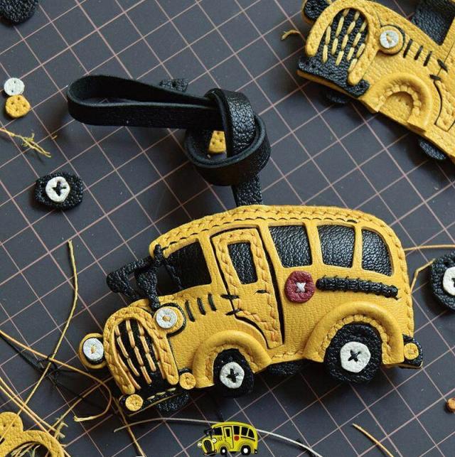 黄色いスクールバスキーホルダー  バッグチャーム  アクセサリー  革小物 キーリング キーイング 車の鍵  チャーム ストラップ  ギフト プレゼント 記念日  お祝い プチギフト 男女兼用 ハンドメイド  天然レザー 手作り_2