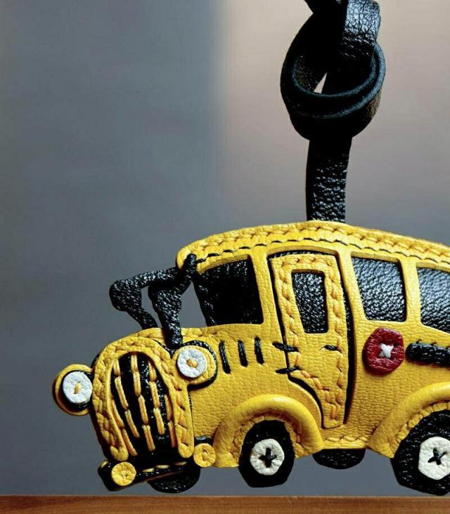 黄色いスクールバスキーホルダー  バッグチャーム  アクセサリー  革小物 キーリング キーイング 車の鍵  チャーム ストラップ  ギフト プレゼント 記念日  お祝い プチギフト 男女兼用 ハンドメイド  天然レザー 手作り_5