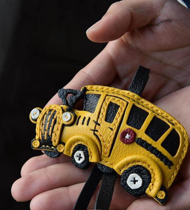 黄色いスクールバスキーホルダー  バッグチャーム  アクセサリー  革小物 キーリング キーイング 車の鍵  チャーム ストラップ  ギフト プレゼント 記念日  お祝い プチギフト 男女兼用 ハンドメイド  天然レザー 手作り_6