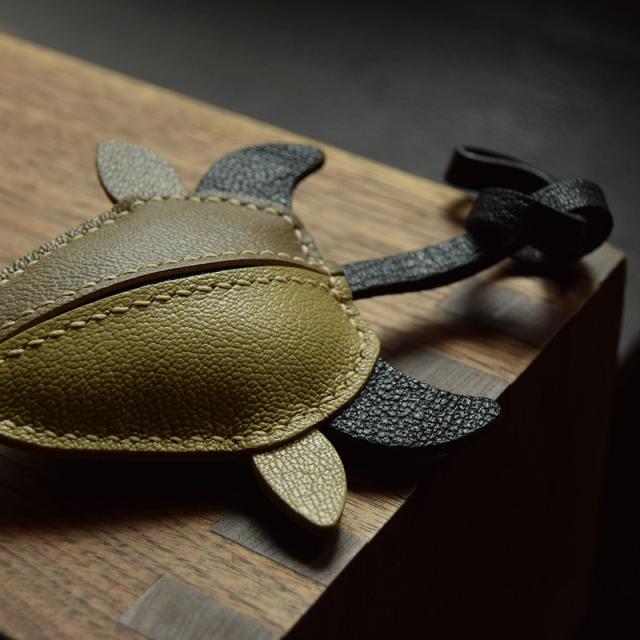 おうし座キーホルダー  バッグチャーム  アクセサリー  革小物 キーリング キーイング 車の鍵  チャーム ストラップ  ギフト プレゼント 記念日  お祝い プチギフト 男女兼用 ハンドメイド  天然レザー 手作り_5
