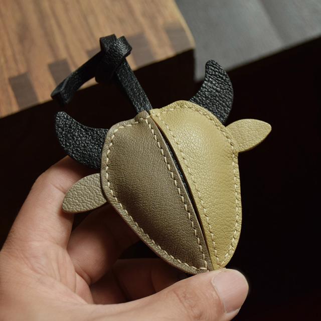 おうし座キーホルダー  バッグチャーム  アクセサリー  革小物 キーリング キーイング 車の鍵  チャーム ストラップ  ギフト プレゼント 記念日  お祝い プチギフト 男女兼用 ハンドメイド  天然レザー 手作り_4