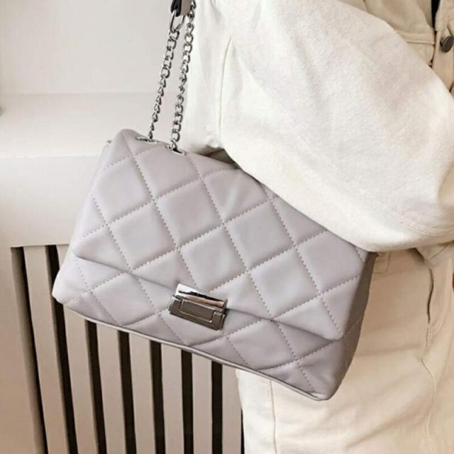 軽量、ビジネスカジュアル、ファッショナブル、ミニマリストキルティングフラップチェーンスクエアバッグ、ソフトレザーチェーンクロスボディバッグ