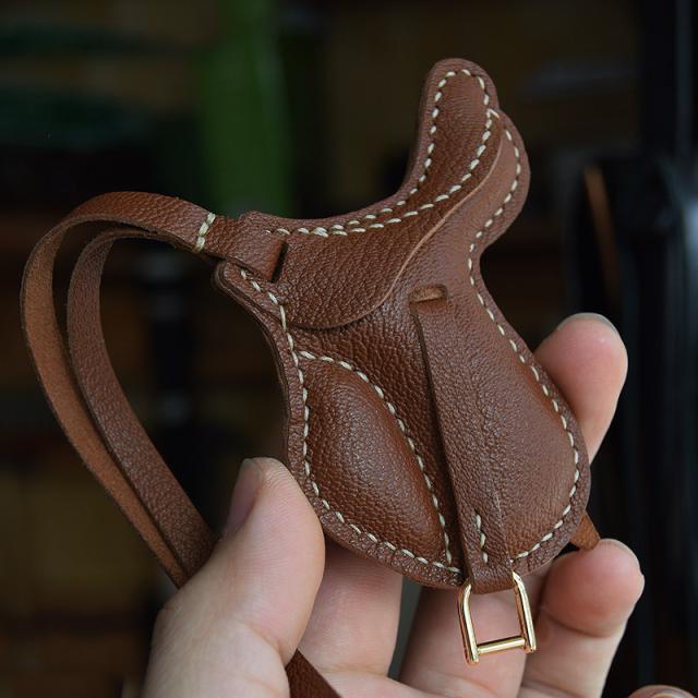 サドルモチーフキーホルダー  バッグチャーム  アクセサリー  革小物 キーリング キーイング 車の鍵  チャーム ストラップ  ギフト プレゼント 記念日  お祝い プチギフト 男女兼用 ハンドメイド  天然レザー 手作り_1