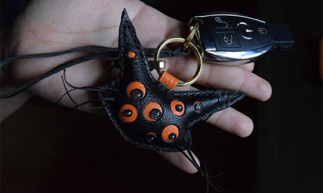 猫モチーフ キーホルダー  バッグチャーム  アクセサリー  革小物 キーリング キーイング 車の鍵  チャーム ストラップ  ギフト プレゼント 記念日  お祝い プチギフト 男女兼用 ハンドメイド  天然レザー 手作り_3