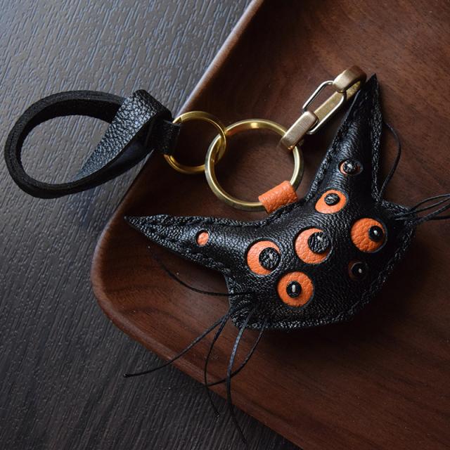 猫モチーフ キーホルダー  バッグチャーム  アクセサリー  革小物 キーリング キーイング 車の鍵  チャーム ストラップ  ギフト プレゼント 記念日  お祝い プチギフト 男女兼用 ハンドメイド  天然レザー 手作り