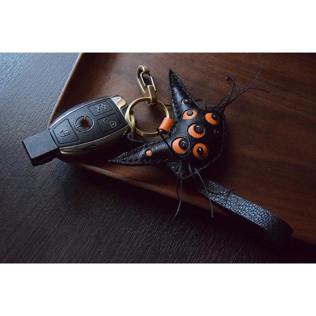 猫モチーフ キーホルダー  バッグチャーム  アクセサリー  革小物 キーリング キーイング 車の鍵  チャーム ストラップ  ギフト プレゼント 記念日  お祝い プチギフト 男女兼用 ハンドメイド  天然レザー 手作り_2