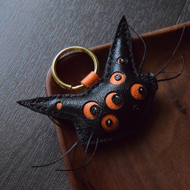 猫モチーフ キーホルダー  バッグチャーム  アクセサリー  革小物 キーリング キーイング 車の鍵  チャーム ストラップ  ギフト プレゼント 記念日  お祝い プチギフト 男女兼用 ハンドメイド  天然レザー 手作り_5