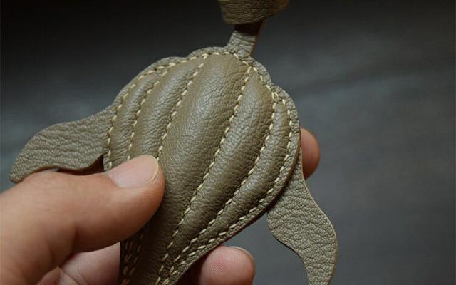 クジラ キーホルダー  バッグチャーム  アクセサリー  革小物 キーリング キーイング 車の鍵  チャーム ストラップ  ギフト プレゼント 記念日  お祝い プチギフト 男女兼用 ハンドメイド  天然レザー 手作り_8