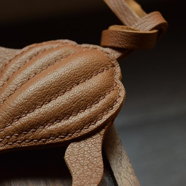 クジラ キーホルダー  バッグチャーム  アクセサリー  革小物 キーリング キーイング 車の鍵  チャーム ストラップ  ギフト プレゼント 記念日  お祝い プチギフト 男女兼用 ハンドメイド  天然レザー 手作り_11