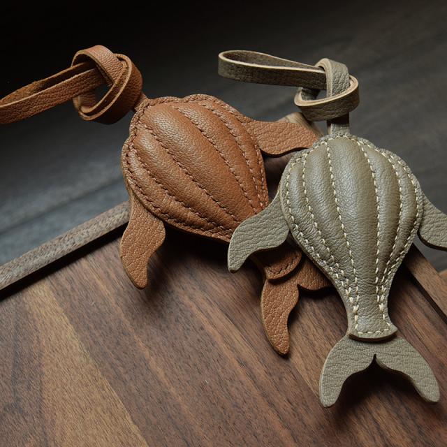 クジラ キーホルダー  バッグチャーム  アクセサリー  革小物 キーリング キーイング 車の鍵  チャーム ストラップ  ギフト プレゼント 記念日  お祝い プチギフト 男女兼用 ハンドメイド  天然レザー 手作り