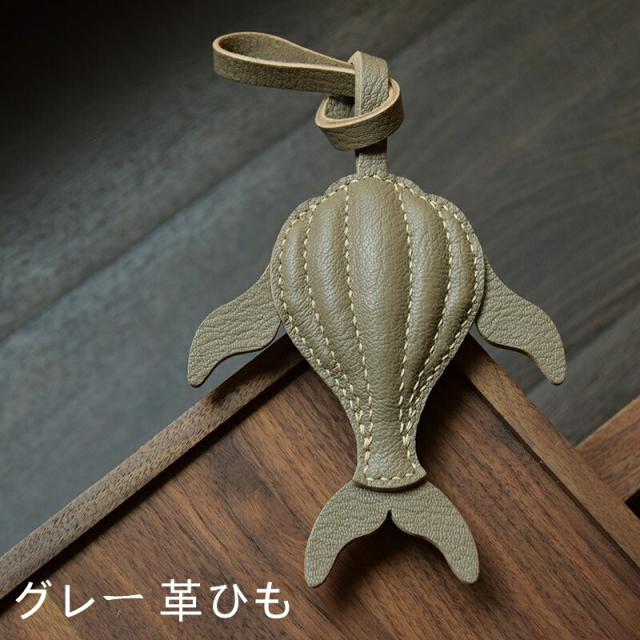 クジラ キーホルダー  バッグチャーム  アクセサリー  革小物 キーリング キーイング 車の鍵  チャーム ストラップ  ギフト プレゼント 記念日  お祝い プチギフト 男女兼用 ハンドメイド  天然レザー 手作り_1