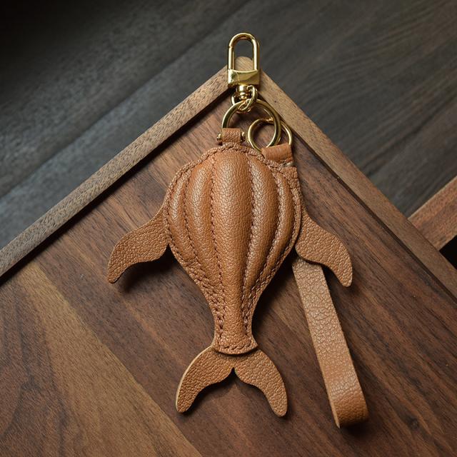 クジラ キーホルダー  バッグチャーム  アクセサリー  革小物 キーリング キーイング 車の鍵  チャーム ストラップ  ギフト プレゼント 記念日  お祝い プチギフト 男女兼用 ハンドメイド  天然レザー 手作り_3