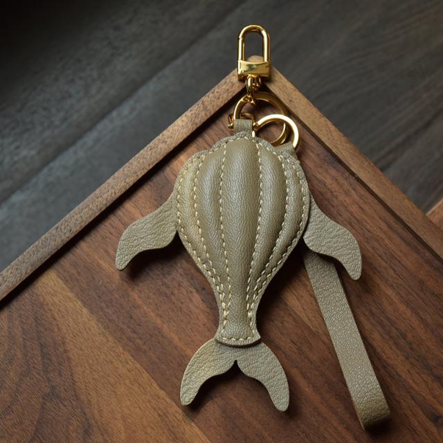クジラ キーホルダー  バッグチャーム  アクセサリー  革小物 キーリング キーイング 車の鍵  チャーム ストラップ  ギフト プレゼント 記念日  お祝い プチギフト 男女兼用 ハンドメイド  天然レザー 手作り_4