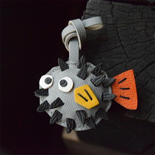 フグモチーフキーリング キーホルダー  バッグチャーム  アクセサリー  革小物 キーリング キーイング 車の鍵  チャーム ストラップ  ギフト プレゼント 記念日  お祝い プチギフト 男女兼用 ハンドメイド  天然レザー 手作り_7
