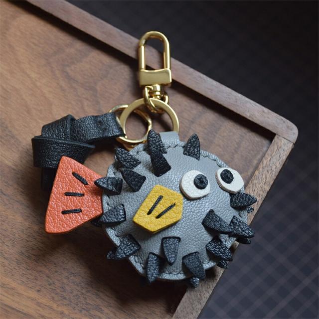 フグモチーフキーリング キーホルダー  バッグチャーム  アクセサリー  革小物 キーリング キーイング 車の鍵  チャーム ストラップ  ギフト プレゼント 記念日  お祝い プチギフト 男女兼用 ハンドメイド  天然レザー 手作り_3