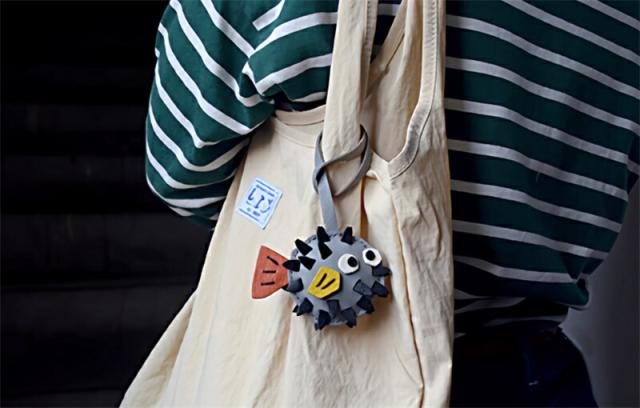 フグモチーフキーリング キーホルダー  バッグチャーム  アクセサリー  革小物 キーリング キーイング 車の鍵  チャーム ストラップ  ギフト プレゼント 記念日  お祝い プチギフト 男女兼用 ハンドメイド  天然レザー 手作り_5