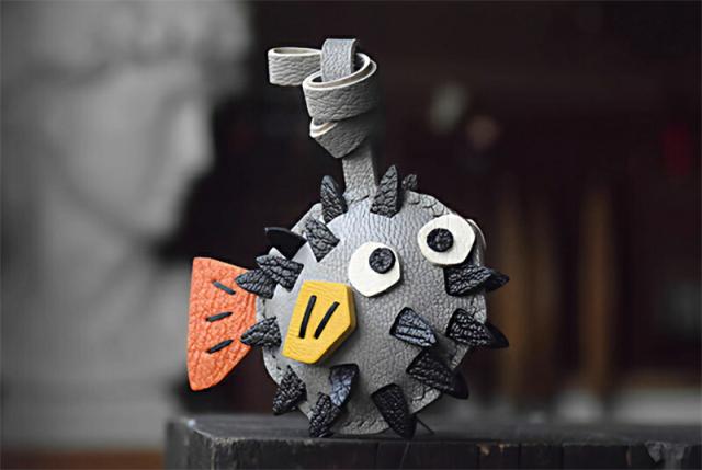 フグモチーフキーリング キーホルダー  バッグチャーム  アクセサリー  革小物 キーリング キーイング 車の鍵  チャーム ストラップ  ギフト プレゼント 記念日  お祝い プチギフト 男女兼用 ハンドメイド  天然レザー 手作り_1
