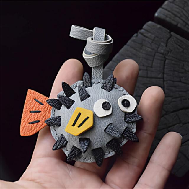 フグモチーフキーリング キーホルダー  バッグチャーム  アクセサリー  革小物 キーリング キーイング 車の鍵  チャーム ストラップ  ギフト プレゼント 記念日  お祝い プチギフト 男女兼用 ハンドメイド  天然レザー 手作り