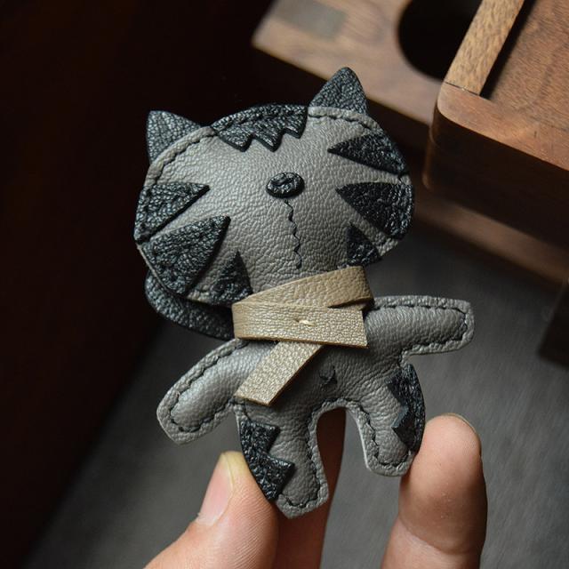 猫 キーホルダー  バッグチャーム  アクセサリー  革小物 キーリング キーイング 車の鍵  チャーム ストラップ  ギフト プレゼント 記念日  お祝い プチギフト 男女兼用 ハンドメイド  天然レザー 手作り