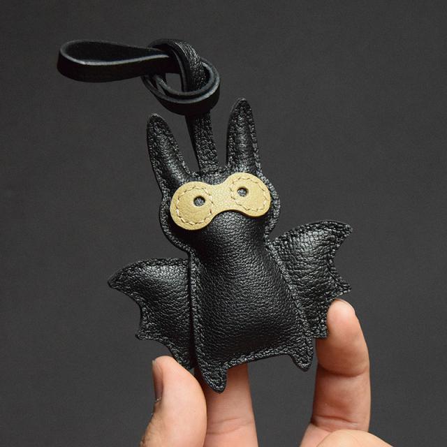 本革 ハンドメイド コウモリ キーリング｜ブラック レザーチャーム 手縫い仕立て 車キー・バッグ用 大人の遊び心 ハロウィンにもキーホルダー  バッグチャーム  アクセサリー  革小物 キーリング キーイング 車の鍵  チャーム ストラップ   記念日  お祝い