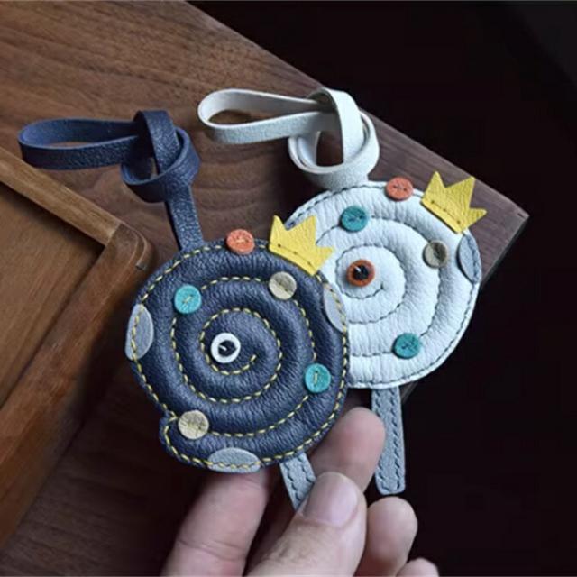 スネークデザイン キーホルダー  バッグチャーム  アクセサリー  革小物 キーリング キーイング 車の鍵  チャーム ストラップ  ギフト プレゼント 記念日  お祝い プチギフト 男女兼用 ハンドメイド  天然レザー 手作り