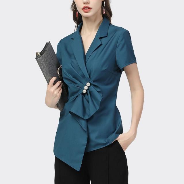 ブラウス トップス 襟付き 半袖 アシンメトリー パール ナチュラルコーデ 女子旅 定番 女子会 清楚 キレイ目 ママスタイル きれいめ ブラウス トップス 襟付き 半袖 アシンメトリー パール ナチュラル