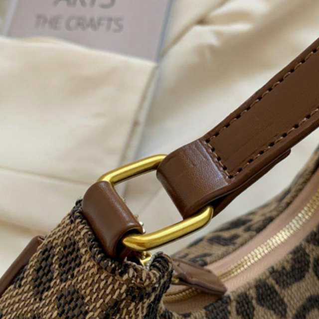 ハンドバッグ 3色展開 レオパード柄 ヒョウ柄 トレンド 大人可愛い こなれ感 デート かわいい 秋 肩掛け コンパクト お呼ばれ お出かけの通販は