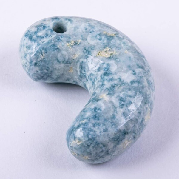 糸魚川天然翡翠 勾玉 青色 日本国石 縄文のパワーストーンMT0783