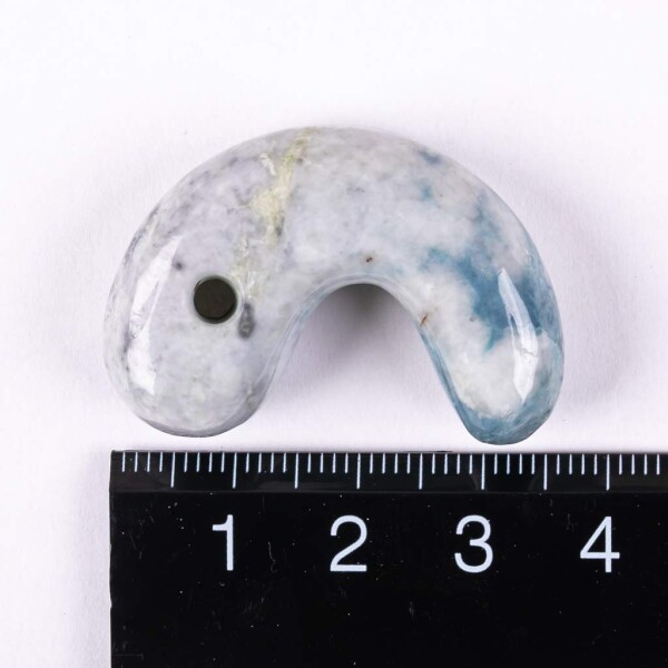 糸魚川翡翠　コン沢勾玉　天然石　パワーストーン　日本の国石 糸魚川天然翡翠 入コン沢 勾玉 青色 艶良し 日本国石 縄文の