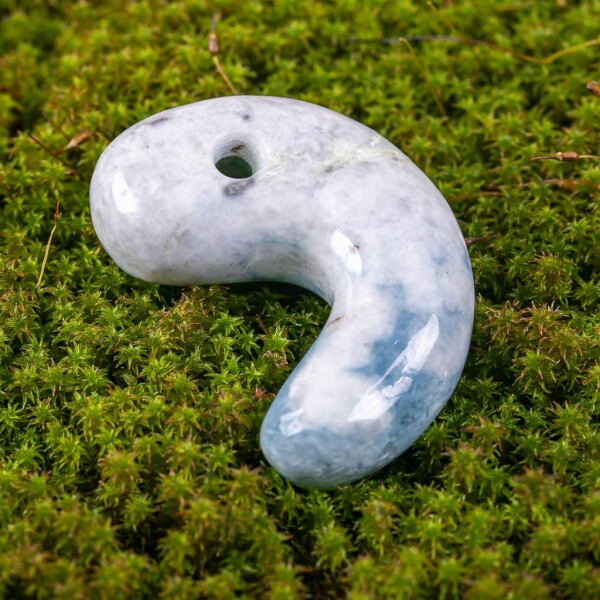 糸魚川翡翠　コン沢勾玉　天然石　パワーストーン　日本の国石 糸魚川天然翡翠 入コン沢 勾玉 青色 艶良し 日本国石 縄文の