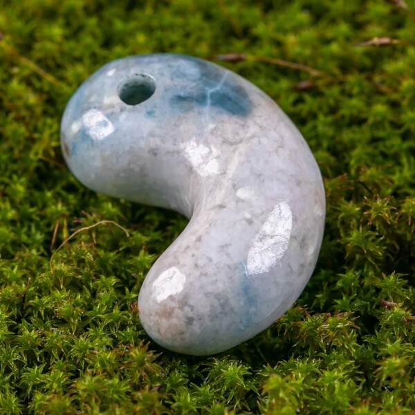 入コン沢）糸魚川天然翡翠 勾玉 青色 日本国石 縄文のパワーストーンMT0793